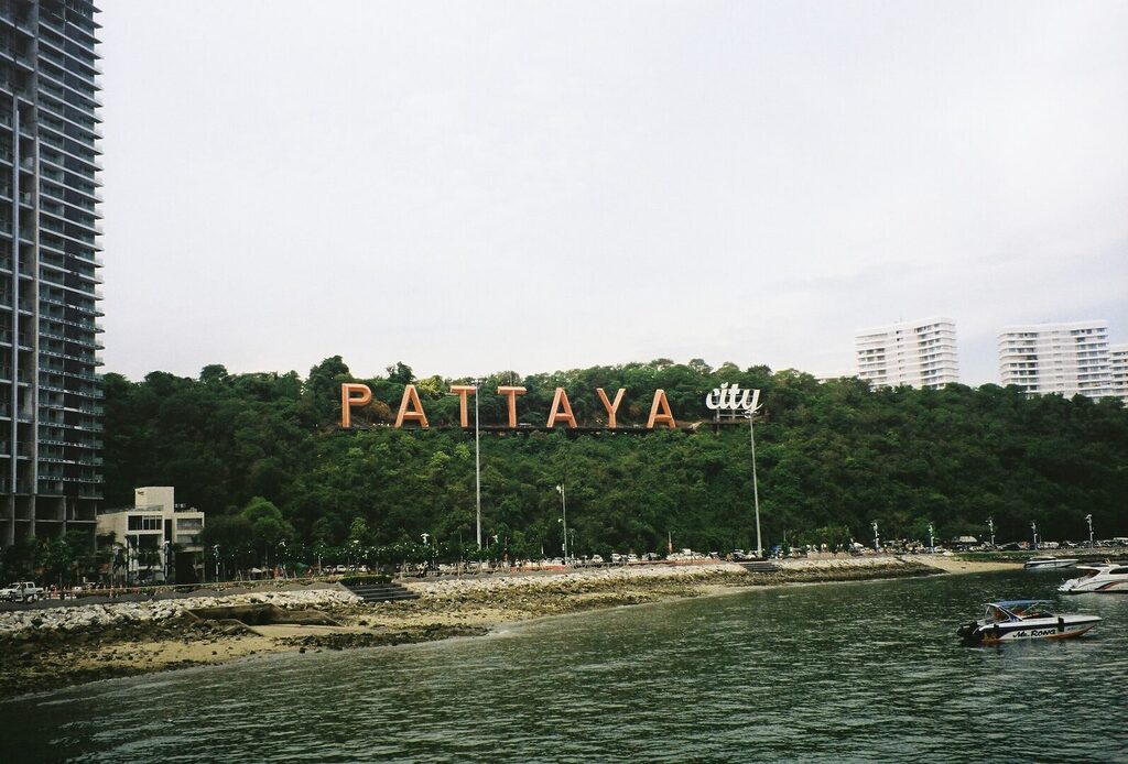 Vue aérienne de Pattaya lors d'un saut en wingsuit avec SkyVibration