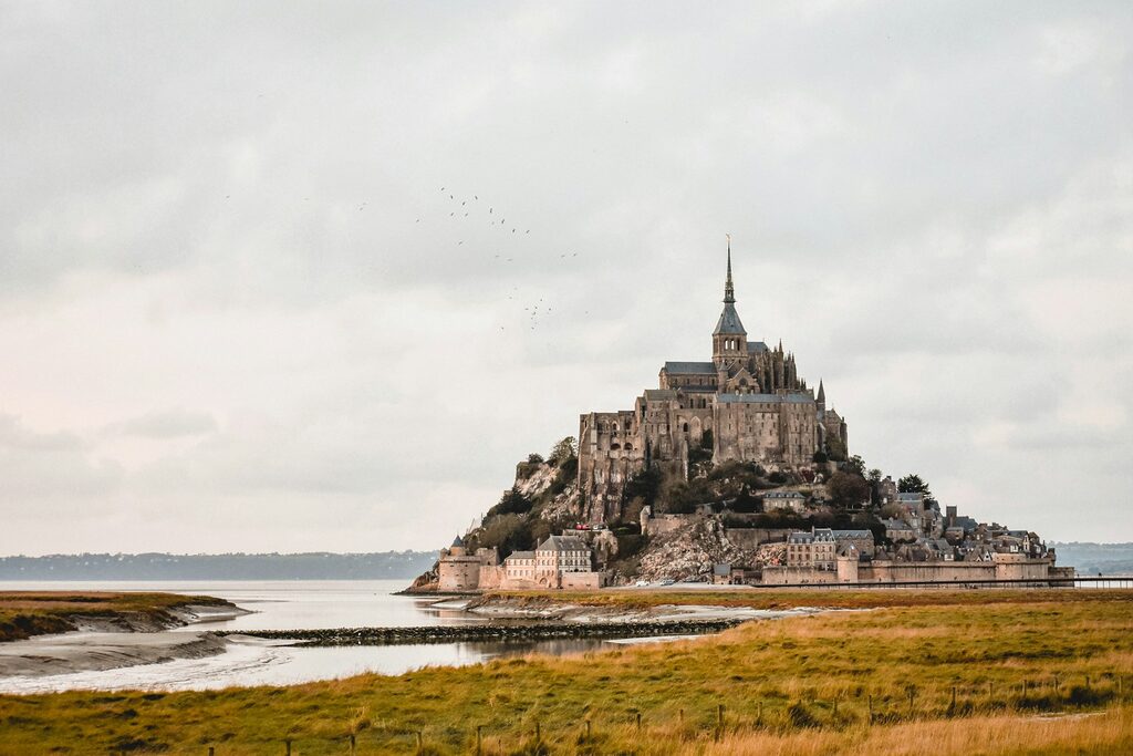 Voler en wingsuit au-dessus du mont Saint-Michel