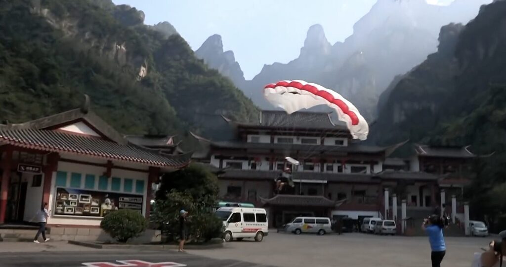 Reportage sur la coupe du monde de wingsuit en Chine : Vincent Descol participe