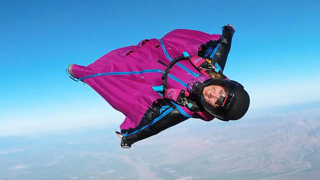 Entraîneur Wingsuit, hypnothérapeute et maman : Marine Descols partage passionnément le côté mental du vol, comment elle est devenue entraîneure Wingsuit et la jonglerie d'un bébé en tant que professionnelle dans notre sport.