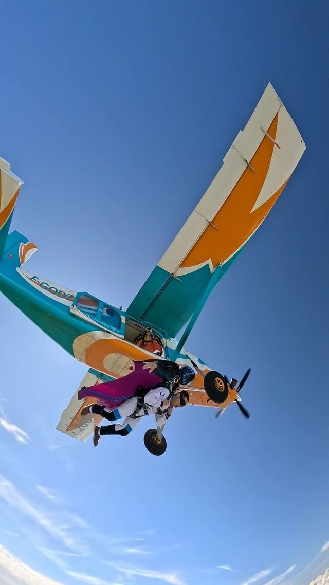 The sensation of flying like a bird>>> 🦅✨With @ambroise_serrano @paulineubo #wingsuit #sensation #bird #wingsuittandem #sky #skyvibration #skydive #plane #adventure #jump