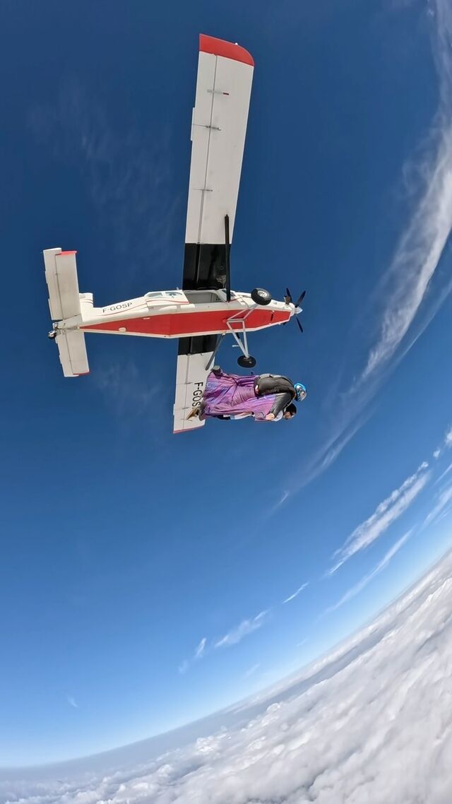 Take the plunge! 😍🛩️Live an extraordinary experience. That’s what we offer every day to our passengers who want to embark on man’s dream: to fly! SkyVibration is the adventure of a lifetime in the sky. We offer tandem wingsuit flights with no previous experience, air shows and much more. 🤘Our mission? To offer you a unique experience. 💜🦅 : @vincent_descols_le_blond #wingsuiteverydamnday #wingsuit #basejump #tandemwingsuit #skyvibration #skydive #skydiving