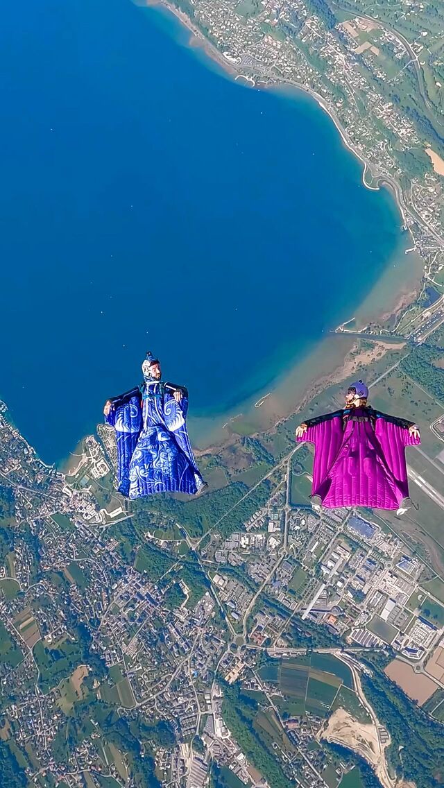 • The definition of freedom ! ☁️💜 Flying a wingsuit with this view, a wonderful gift of life !😍🦅 : @ambroise_serrano @marinedescols 🎥@vincent_descols_le_blond #skyvibration #wingsuit #winsuits #skydiver #skydiving #sky #helicopter #plane #pilatus #cloud