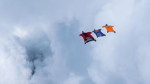 Our favorite kind of wingsuit skydives with @luca_maccaferri_1975 @ambroise_serrano and @flavmaz above @parachutisme_71 Code Cloud! 📸 @marinedescols Thank you to our partners !@squirrel.ws @uptvector @vigil_aad @tonfly_official #codecloud #cloud #cloudporn #wingsuit #wingsuiting #skydiving