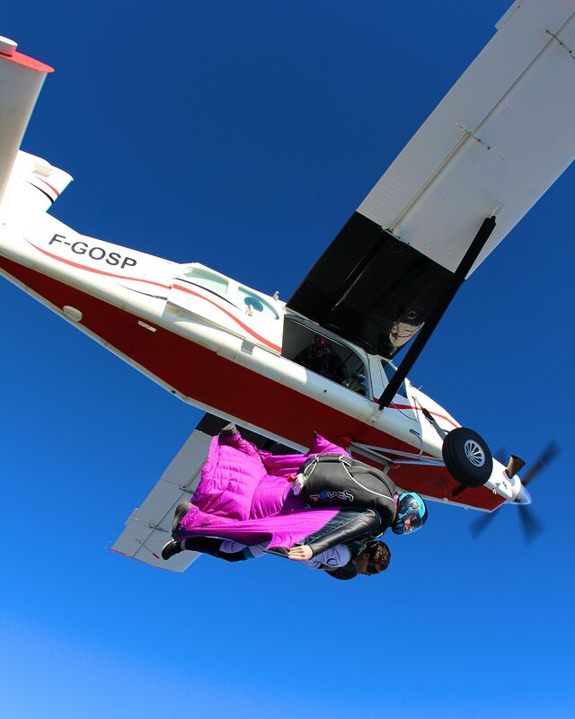 🌍 Flight, passion and sharing ✨With SkyVibration, it’s much more than a jump, it’s a unique adventure with a team of passionate people. Ready for the experience of a lifetime? 😎 Come and discover the ultimate thrill with our tandem wingsuit!Whether over the sea, a city, or over the mountains, choose your destination and experience an unforgettable moment. 🌊🏙️🏔️So, are you ready to take to the skies? ✈️ #skyvibration #wingsuit #tandemwingsuit #flight #skydiving #skydiving_universe #wingsuiteverydamnday #adventure