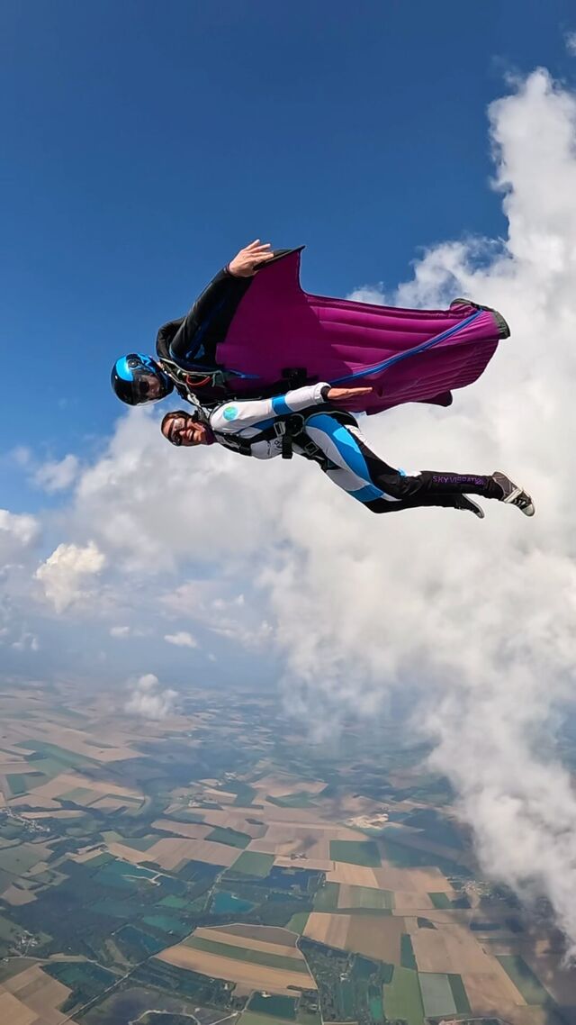 Another way to get fresh air 🌬️😍Wingsuit Tandem, a unique experience.🦅 : @vincent_descols_le_blond #wingsuit #skyvibration #skydiving #tandemwingsuit #skydive #adventures #cloudscapes #wingsuitflying