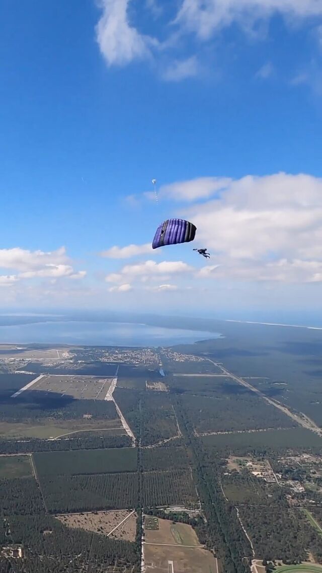 Respire et voleT’es vivant !Enregistre cette bouffée d’air pur pour quand tu en auras besoin 🌞_______________Breathe and smileYou’re alive.Save this breath of fresh air for when you need it 🌞#wingsuittandem #tandemwingsuit #skydivingadventure #skydivegram #comfortzonechallenge #adrenalinelife #skydivinglife #pushingmylimits