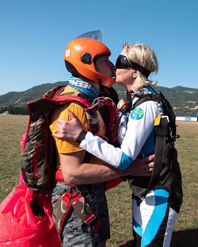 Happy Valentine’s Day 💖To celebrate love, here’s the gift Olivier decided to give to the wonderwoman who shares his life. When he heard about the Wingsuit tandem project, he really wanted to give her a flight.Olivier isn’t a wingsuiter (yet!), so he wasn’t able to follow us on the flight, but he was with us on the plane, on the way in and on the landing, to share the moment together.She loved it ! 😍Moments like this are meant to be shared !🦅 : @vincent_descols_le_blond 📸 : @marinedescols 📍: @skydivecenter_tallard #valentines #valentinday #skyvibration #tandemwingsuit #giftideas #voucher #skydiving #love #wingsuit