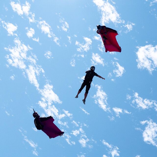 Sometimes we just look like UFO’s capturing humans to study their habits. 

What do you think would be the weirdest behavior we would notice? 👽🛸

#ufo #wingsuit #wingsuiting #weirdos #aliens #aliensarereal #skydiving #skydiversworld