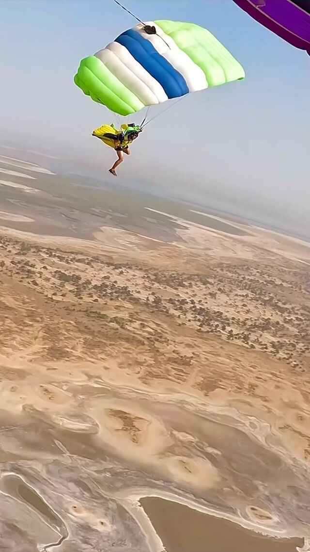 Carving 360 !🤘🪂 @vincent_descols_le_blond and @luluruffy #wingsuit #skydiving #canopy #skyvibration #skydive #extreme #extremsport #wingsuiting #fly