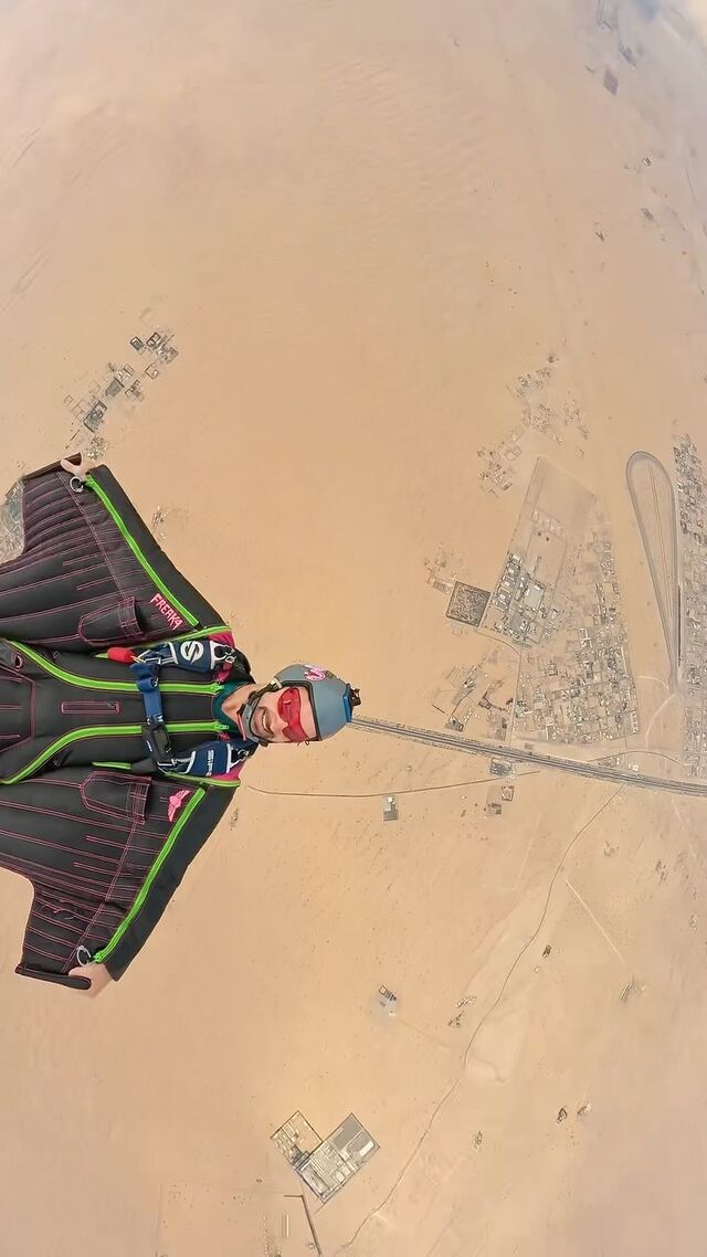 🏜️Fun jump over desert in Dubai 
With @pacmantai and @vincent_descols_le_blond 

📍 @skydivedubai 

#wingsuit #dubai #skydive #wingsuiteverydamnday #wingsuiting #skydiving #skyvibration #fun