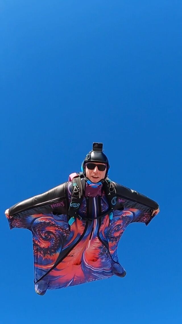 A wingsuit jump over the Dubai desert last month during our stay there ! A pure moment 😍🔥

Bird : @vincent_descols_le_blond 

Thanks to :
@squirrel.ws 
@tonfly_official 
 @vigil_aad 
@uptvector 
@julbo_eyewear 

#dubai #desert #dubaiskydive #skydiving #skydive #dubai #skyvibration #wingsuit #wingsuiteverydamnday #wingsuitflying