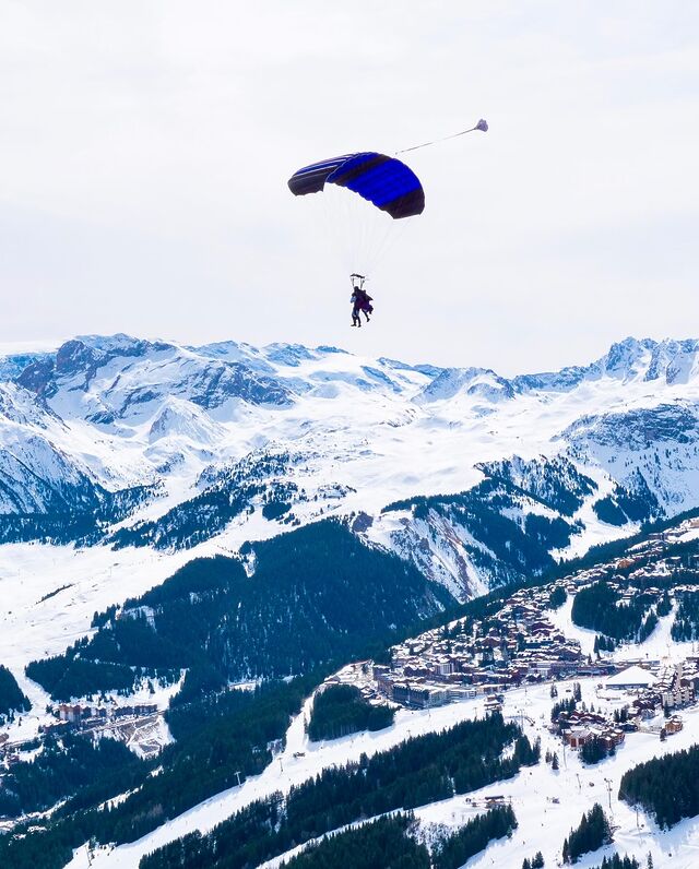 🏔️✨ Ever dreamed of soaring like a bird over the French Alps?Fly with us over the snowy peaks! 🚁💨From a helicopter, plunge into a world of pure adrenaline, admiring the splendor of the French Alps like never before.Thanks to our partner @savoie.helicopteres with whom we work! 🙌#wingsuit #skyvibration #wingsuit #winsuits #skydiver #skydiving #sky #helicopter