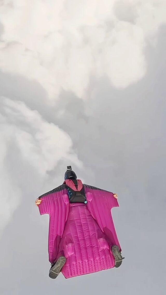 This place 💫☁️

@vincent_descols_le_blond @luluruffy @nico.goutin 

#freedom #wingsuitbasejump #wingsuit #skydiving #skydive #skydivers #creature #cloud #skyvibration