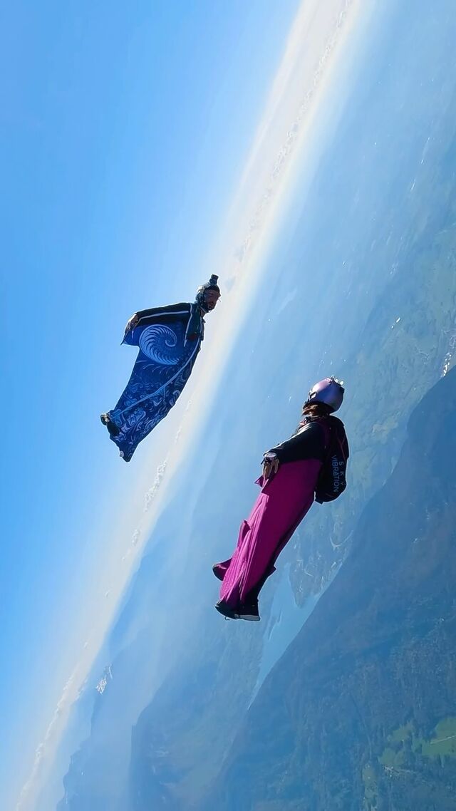 When @vincent_descols_le_blond films fun moments of life, like when he, @marinedescols and @ambroise_serrano are flying through the sky !

It’s difficult to put into words the unique sensation of a shared flight, so let the video speak for itself! 😄🤘🪂

skyvibration #wingsuit #winsuits #skydiver #skydiving #sky #helicopter #plane #pilatus